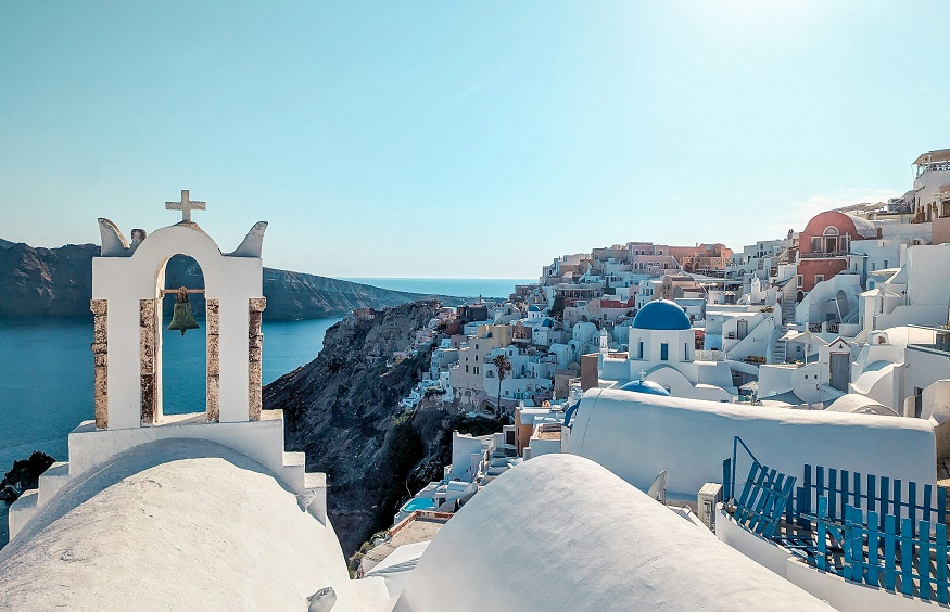 A Taste of Olympus: The Gastronomic Revelations of a Santorini Yacht Charter